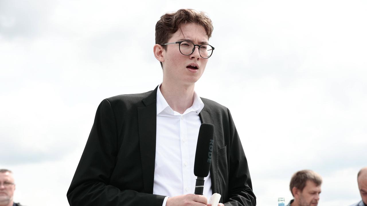 Kevin Lick hält in der Nähe des Flughafens Köln/Bonn eine Rede zur Unterstützung politischer Gefangener, die noch immer in Russland, Weißrussland und den besetzten Gebieten der Ukraine inhaftiert sind. 