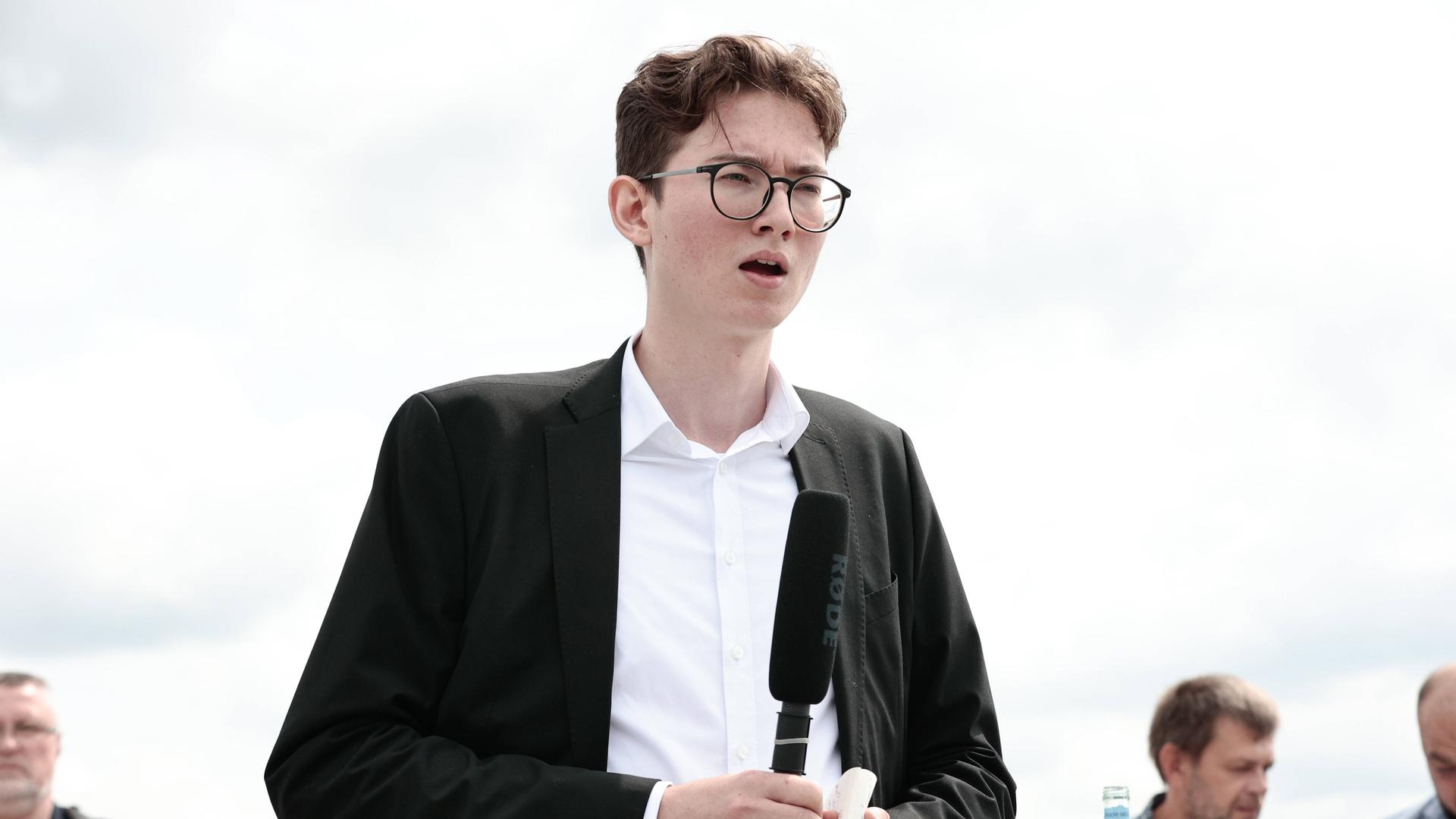 Kevin Lick hält in der Nähe des Flughafens Köln/Bonn eine Rede zur Unterstützung politischer Gefangener, die noch immer in Russland, Weißrussland und den besetzten Gebieten der Ukraine inhaftiert sind. 