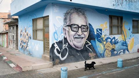 Ein Porträt des Schriftstellers  Gabriel García Márquez auf einer Wand in El Paraiso.