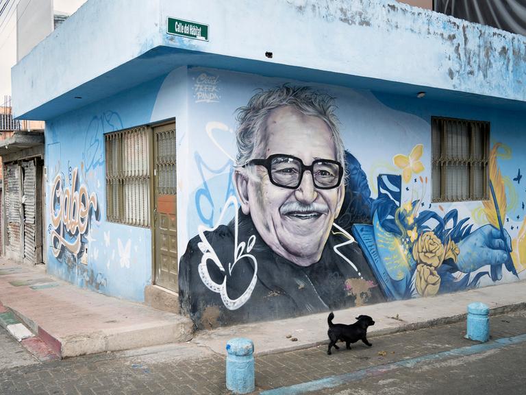 Ein Porträt des Schriftstellers  Gabriel García Márquez auf einer Wand in El Paraiso.