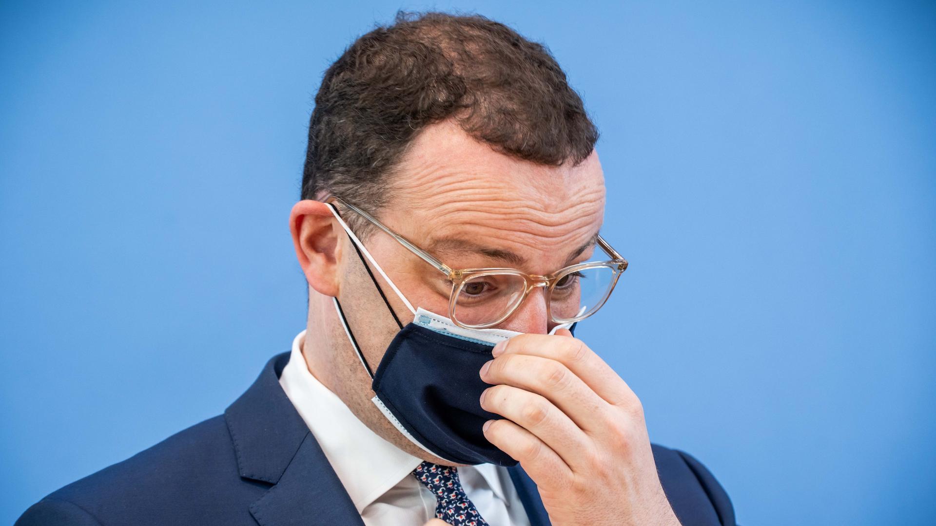 Jens Spahn (CDU), damaliger Bundesminister für Gesundheit mit Maske auf einer Pressekonferenz in der Corona-Zeit. 
