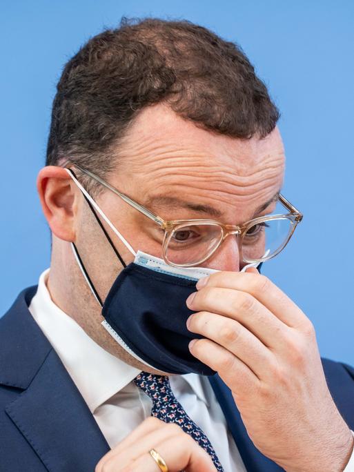 Jens Spahn (CDU), damaliger Bundesminister für Gesundheit mit Maske auf einer Pressekonferenz in der Corona-Zeit. 
