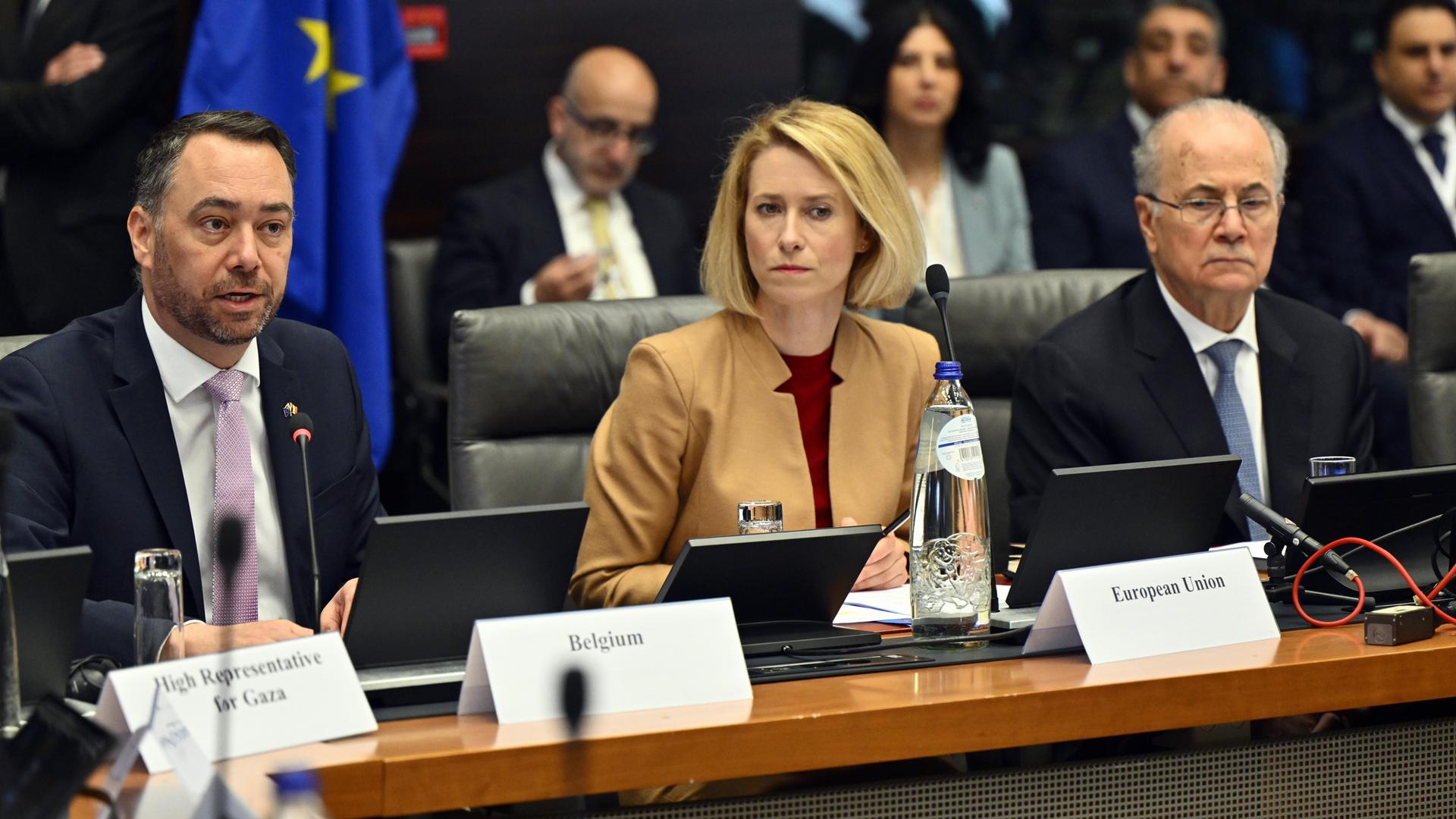 Maxime Prévot, Kaja Kallas und Mohammad Mustafa sitzen im Egmont-Palast in Brüssel nebeneinander. 