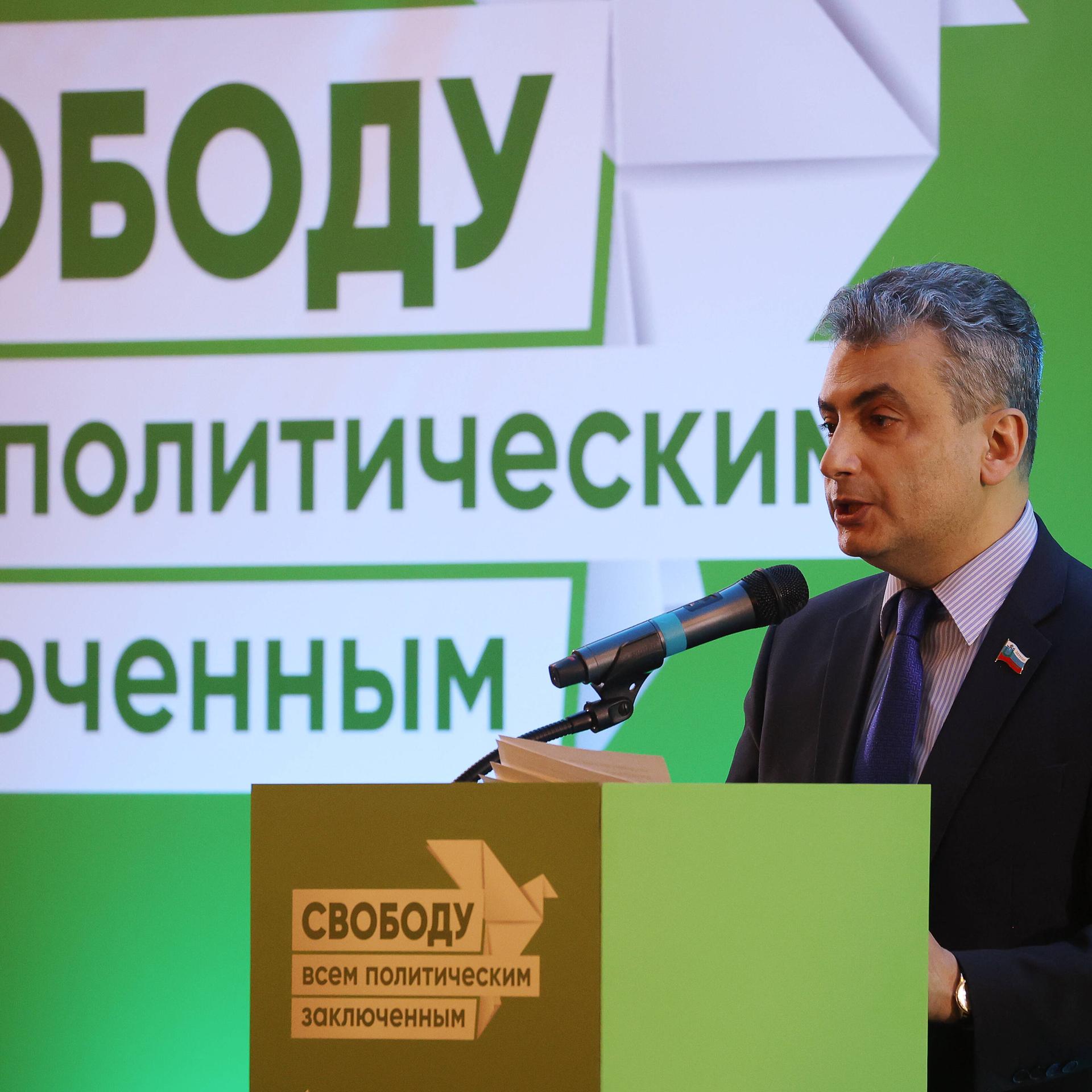 Lew Schlosberg spricht bei einem Kongress seiner Jabloko-Partei im April 2021.