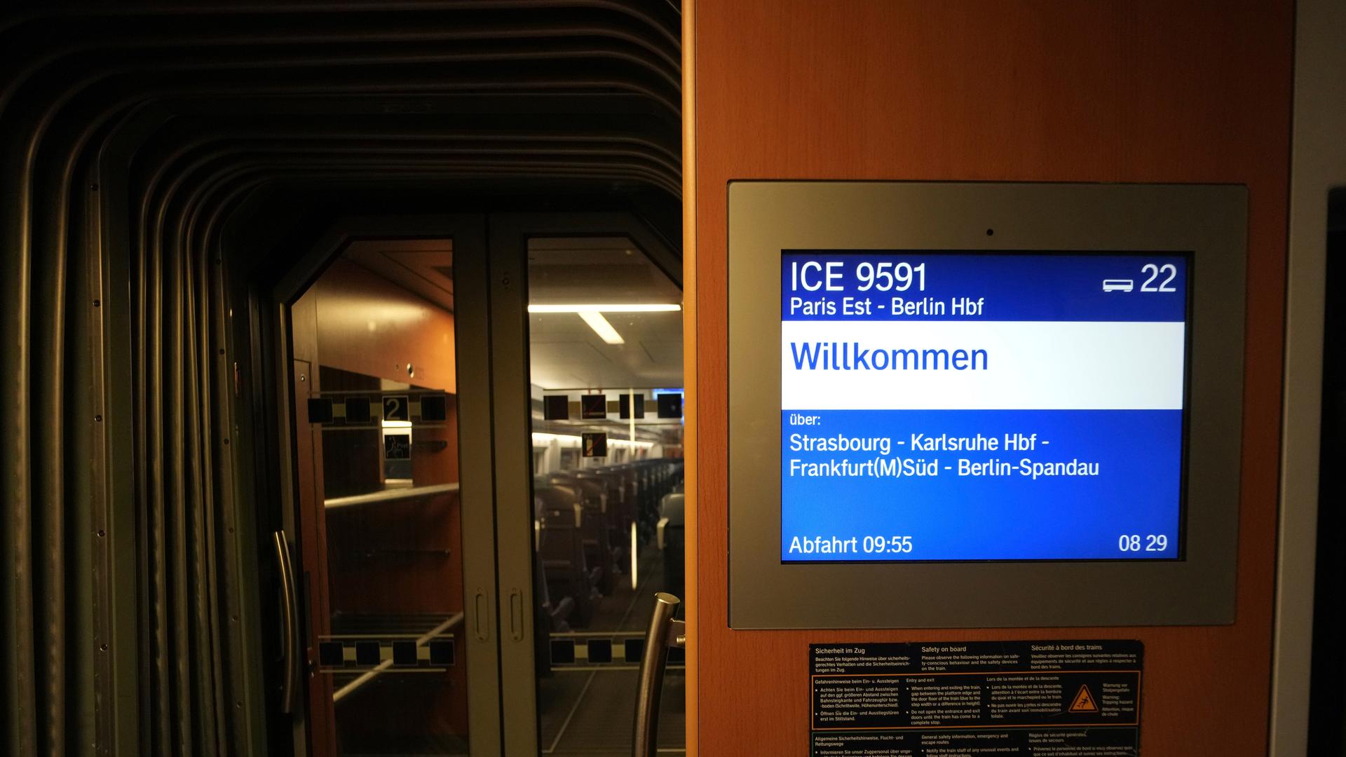 Blick in den ersten ICE auf der neuen Hochgeschwindigkeitsstrecke Paris-Berlin, die am Bahnhof Gare de l'Est in Paris in Betrieb genommen wurde. 