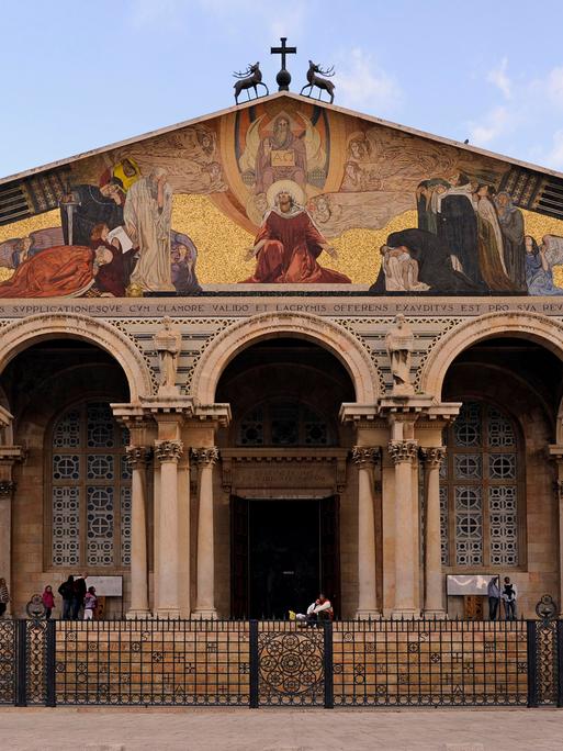 Die "Basilika aller Nationen" im Garten Getsemani in Jerusalem wird auch Todesangstbasilika genannt. Sie ist 100 Jahre alt.