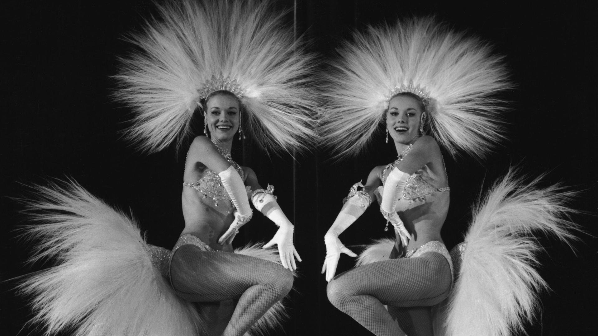 Die Kessler-Zwillinge, Alice und Ellen, bei einem ihrer frühen Auftritte als Tänzerinnen und Sängerinnen in Nerchau, Sachsen. Foto, undatiert. (1950er Jahre).