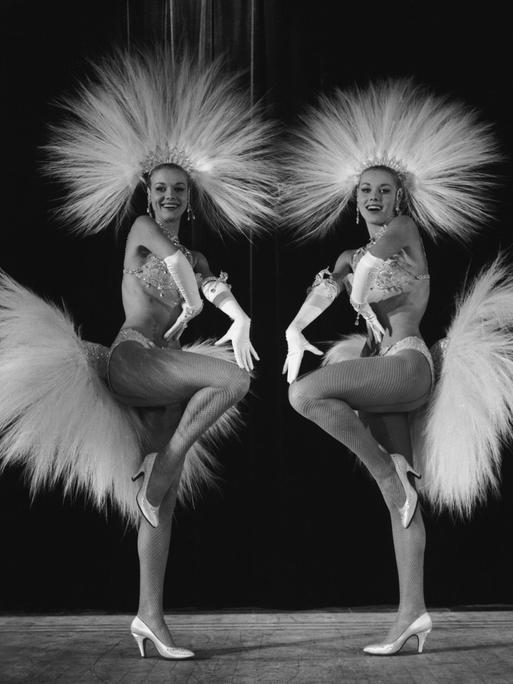 Die Kessler-Zwillinge, Alice und Ellen, bei einem ihrer frühen Auftritte als Tänzerinnen und Sängerinnen in Nerchau, Sachsen. Foto, undatiert. (1950er Jahre).