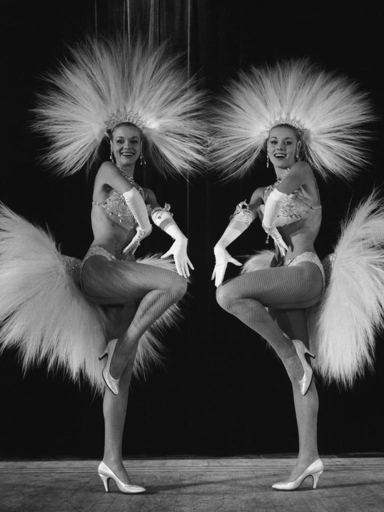 Die Kessler-Zwillinge, Alice und Ellen, bei einem ihrer frühen Auftritte als Tänzerinnen und Sängerinnen in Nerchau, Sachsen. Foto, undatiert. (1950er Jahre).