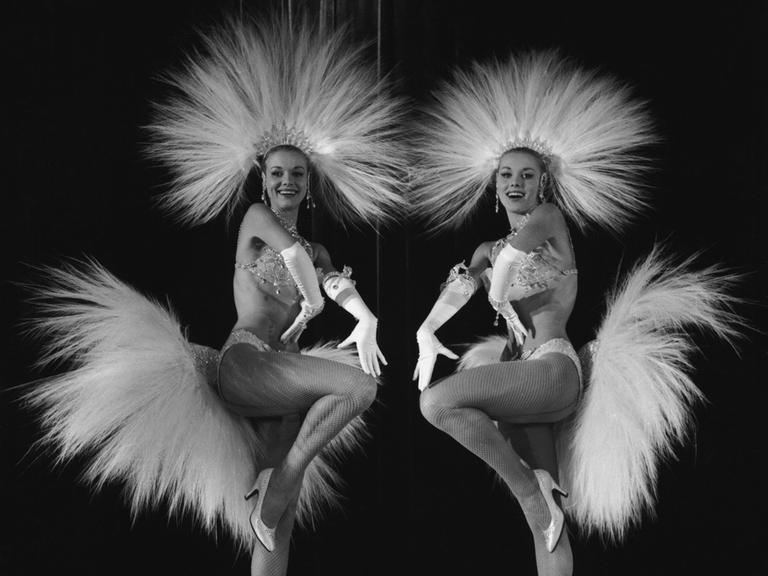 Die Kessler-Zwillinge, Alice und Ellen, bei einem ihrer frühen Auftritte als Tänzerinnen und Sängerinnen in Nerchau, Sachsen. Foto, undatiert. (1950er Jahre).