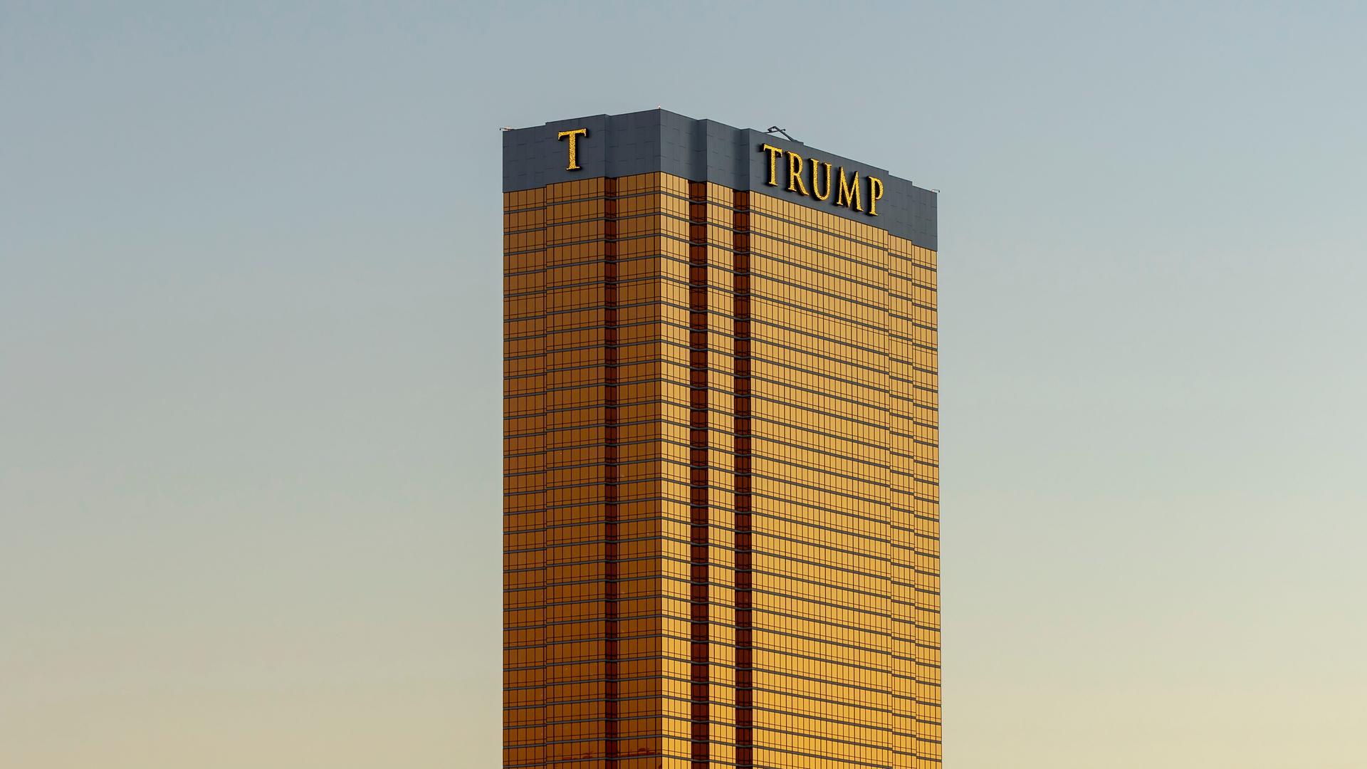Trump International Hotel in Las Vegas mit goldenen schimmernder Glasfassade im Abendlicht.