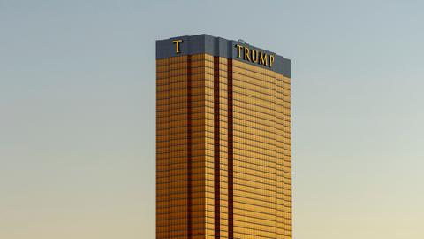 Trump International Hotel in Las Vegas mit goldenen schimmernder Glasfassade im Abendlicht.