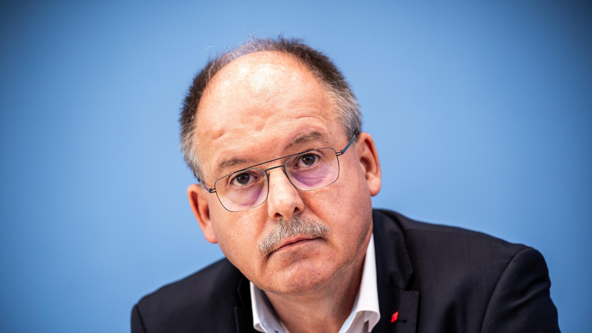 Stefan Körzell vom Deutschen Gewerkschaftsbund sitzt bei der Pressekonferenz vor einer blauen Wand. Stefan Körzell vom Deutschen Gewerkschaftsbund sitzt bei der Pressekonferenz vor einer blauen Wand.