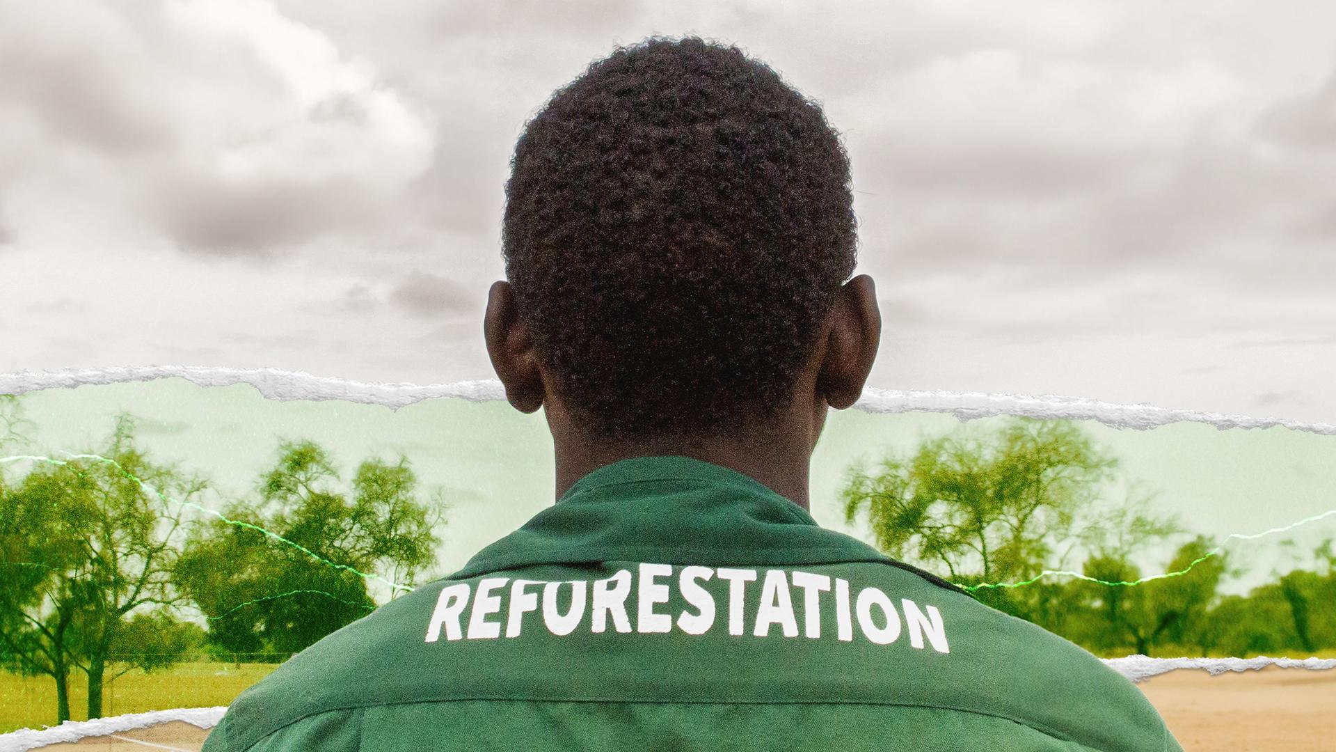 Ein Mitarbeiter der "Großen Grünen Mauer" mit einem Overall, auf dem das Wort "Reforestation" zu lesen ist
