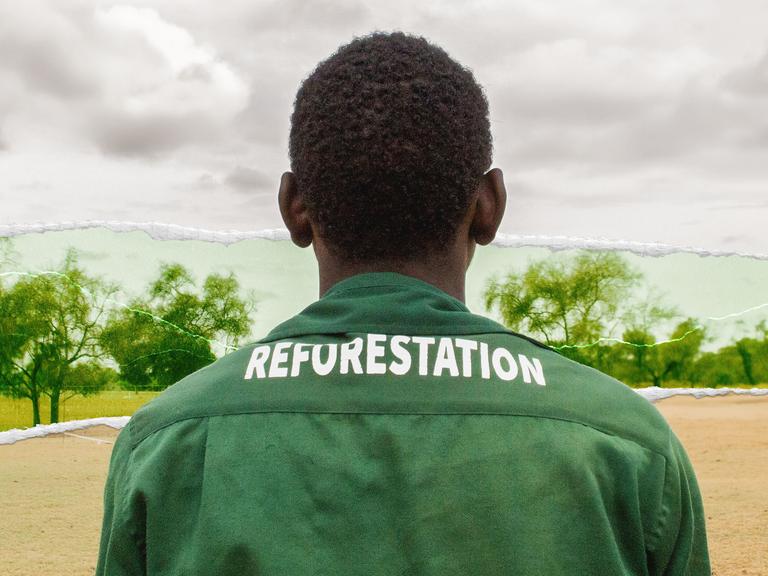 Ein Mitarbeiter der "Großen Grünen Mauer" mit einem Overall, auf dem das Wort "Reforestation" zu lesen ist