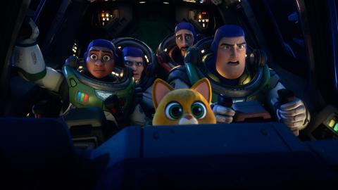 In einem Raumschiff sitzen mehrere Charaktere aus dem Film "Lightyear". Ihre Gesichter sind angespannt.