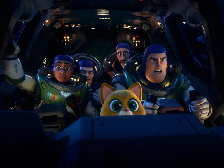 In einem Raumschiff sitzen mehrere Charaktere aus dem Film "Lightyear". Ihre Gesichter sind angespannt.