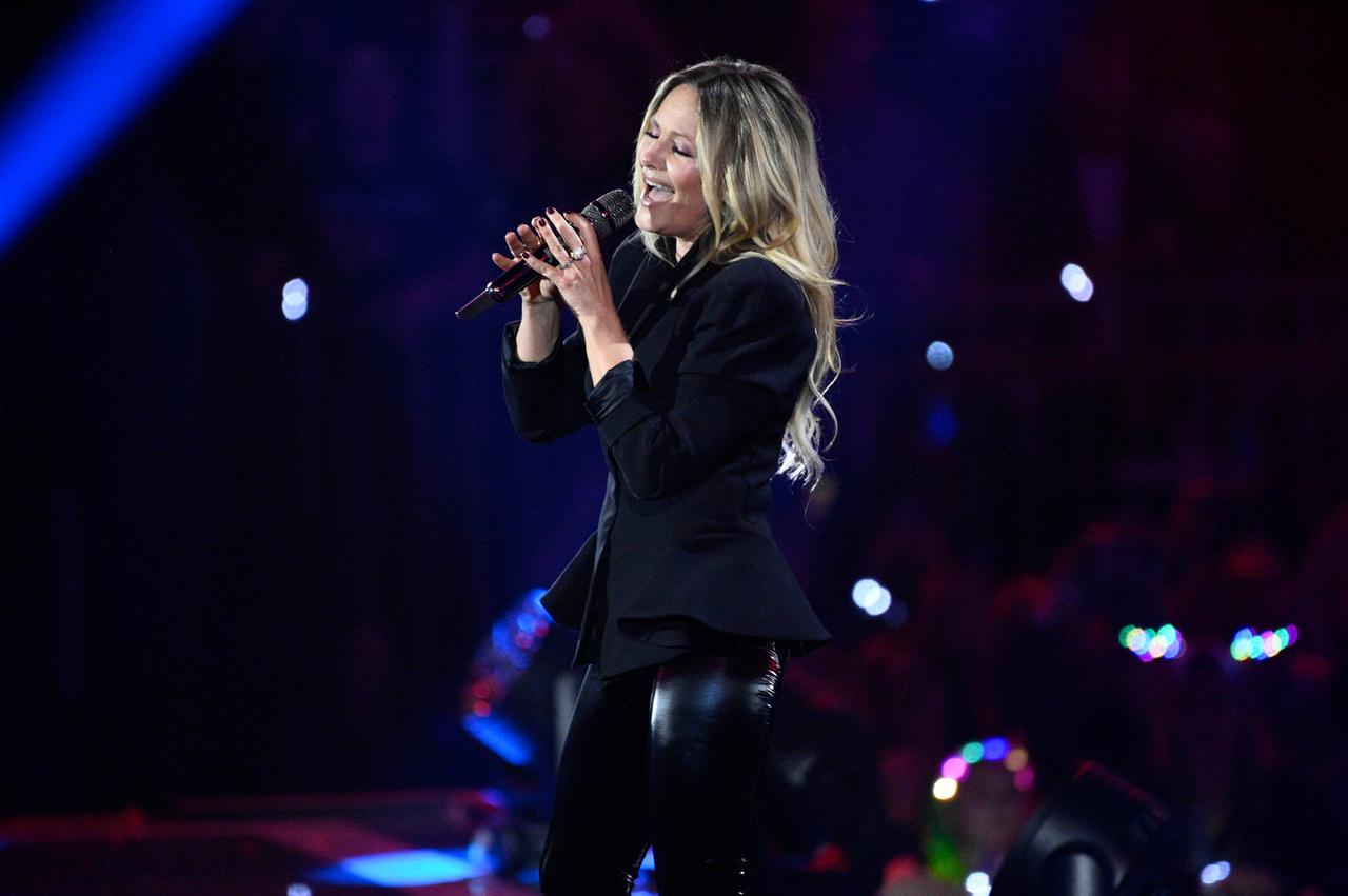 Eine blonde Frau steht auf einer Bühne und singt in ein Mikro: Helene Fischer in der TV-Show Schlagerchampions 2026.