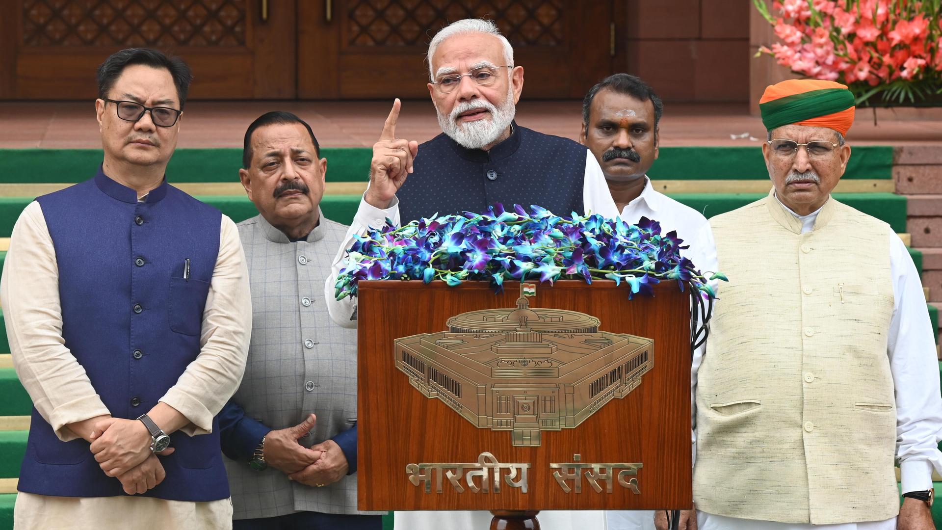 Indiens Premierminister Narendra Modi steht hinter einem Rednerpult und hebt den rechten Zeigefinger. Indiens Premierminister Narendra Modi steht hinter einem Rednerpult und hebt den rechten Zeigefinger.