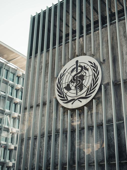 Blick auf das Logo der Weltgesundheitsorganisation WHO am Hauptsitz in Genf.