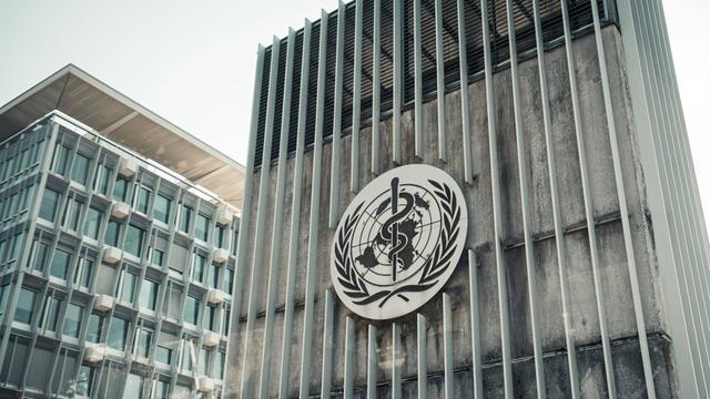 Blick auf das Logo der Weltgesundheitsorganisation WHO am Hauptsitz in Genf.