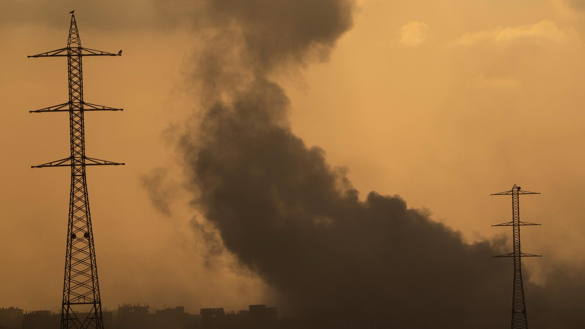 Blick aus Israel auf den Gazastreifen, wo nach einer Explosion Rauch in den Himmel aufsteigt. 