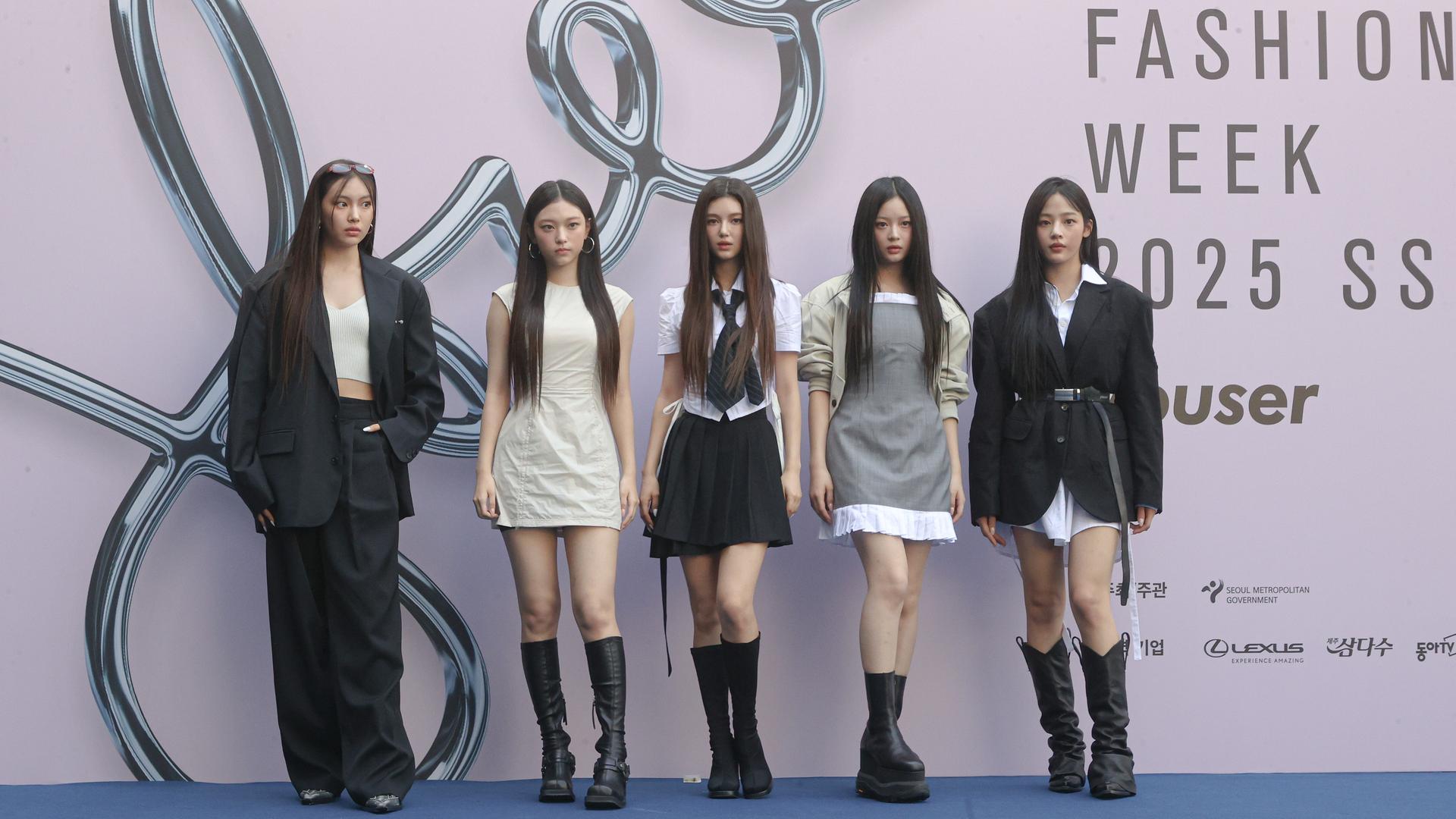Die südkoreanische Girlgroup "NewJeans" posiert für ein Foto während der "Seoul Fashion Week 2025".