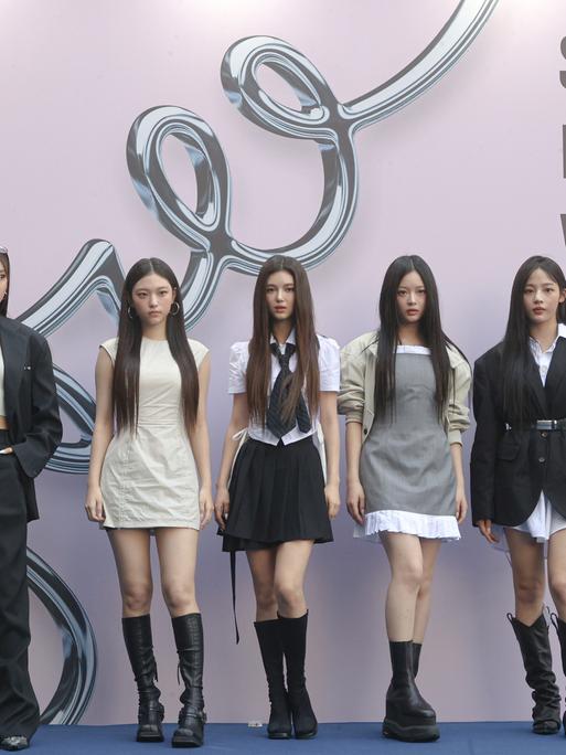 Die südkoreanische Girlgroup "NewJeans" posiert für ein Foto während der "Seoul Fashion Week 2025".