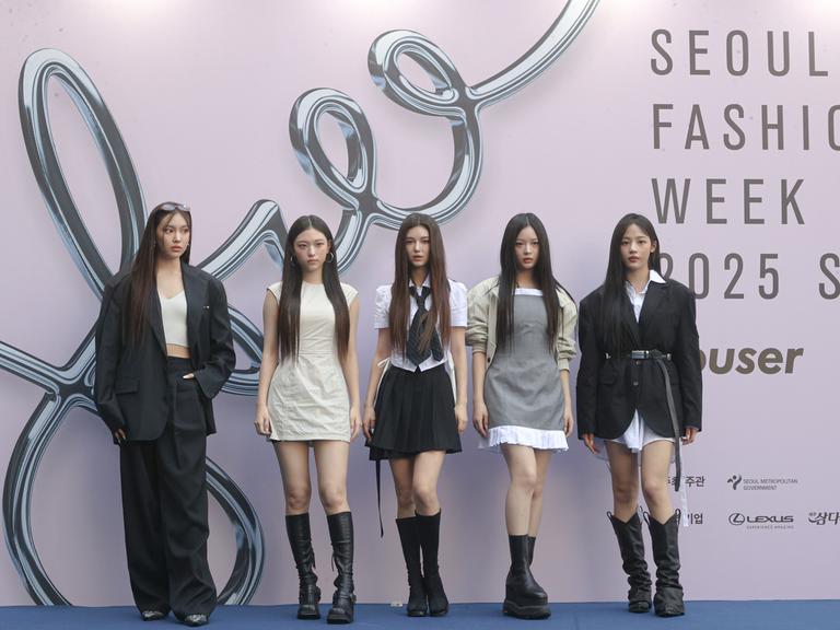 Die südkoreanische Girlgroup "NewJeans" posiert für ein Foto während der "Seoul Fashion Week 2025".