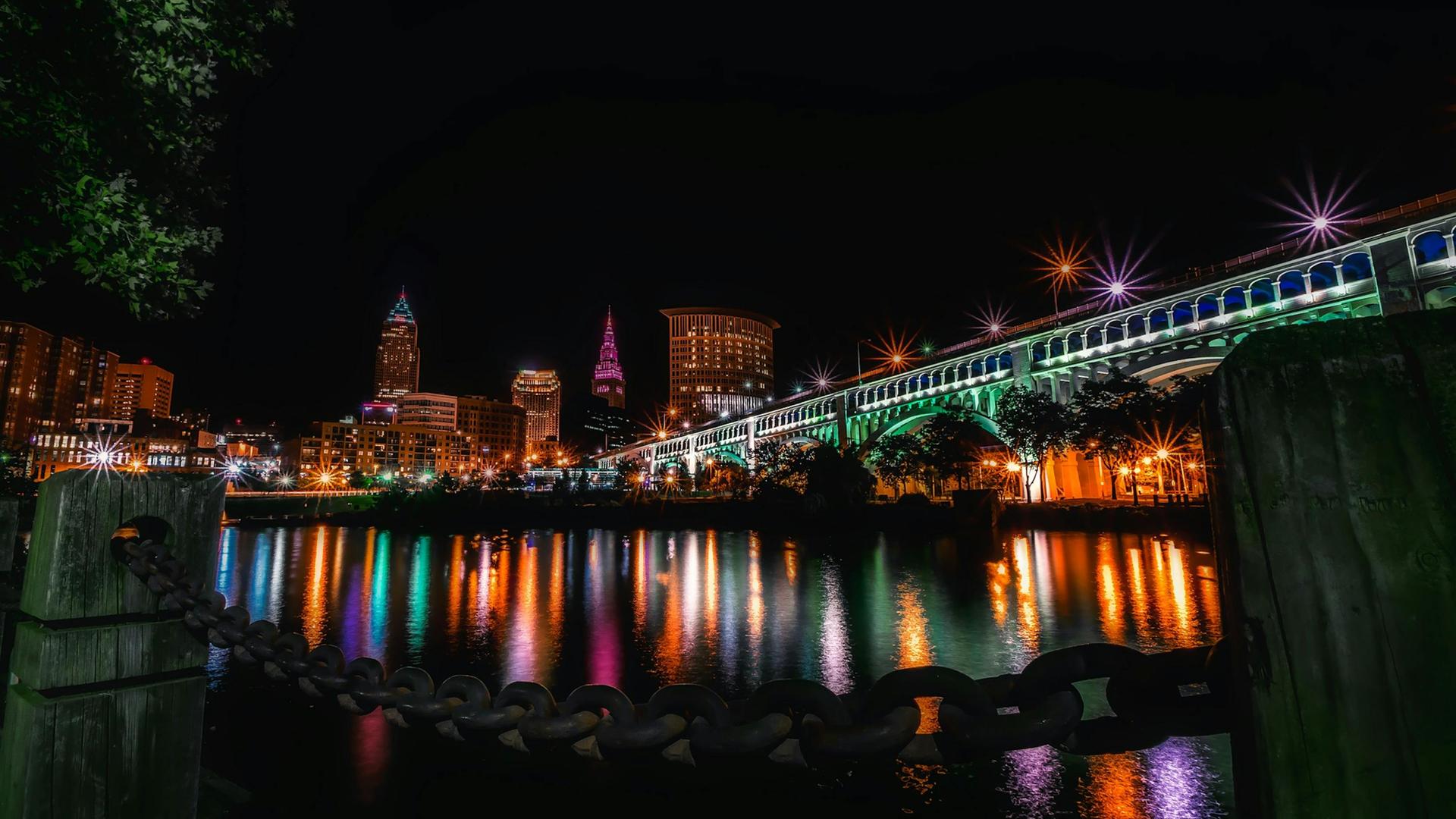 Blick auf die bunt illuminierte Skyline von Cleveland.