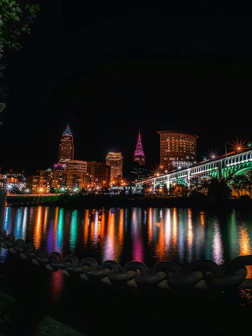 Blick auf die bunt illuminierte Skyline von Cleveland.