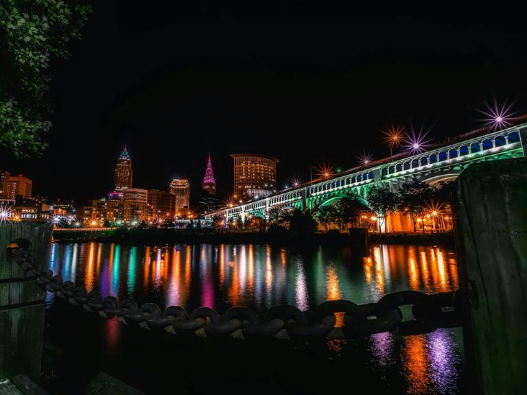 Blick auf die bunt illuminierte Skyline von Cleveland.