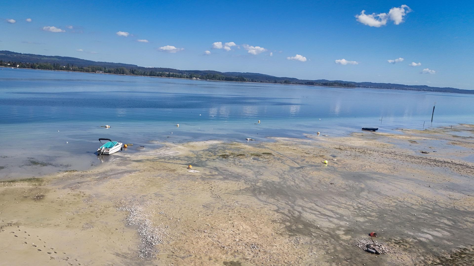 Baden-Württemberg, Moos: Bei sonnigem Spätsommerwetter am Bodensee liegen einige Boote aufgrund des niedrigen Wasserstands auf dem Trockenen.