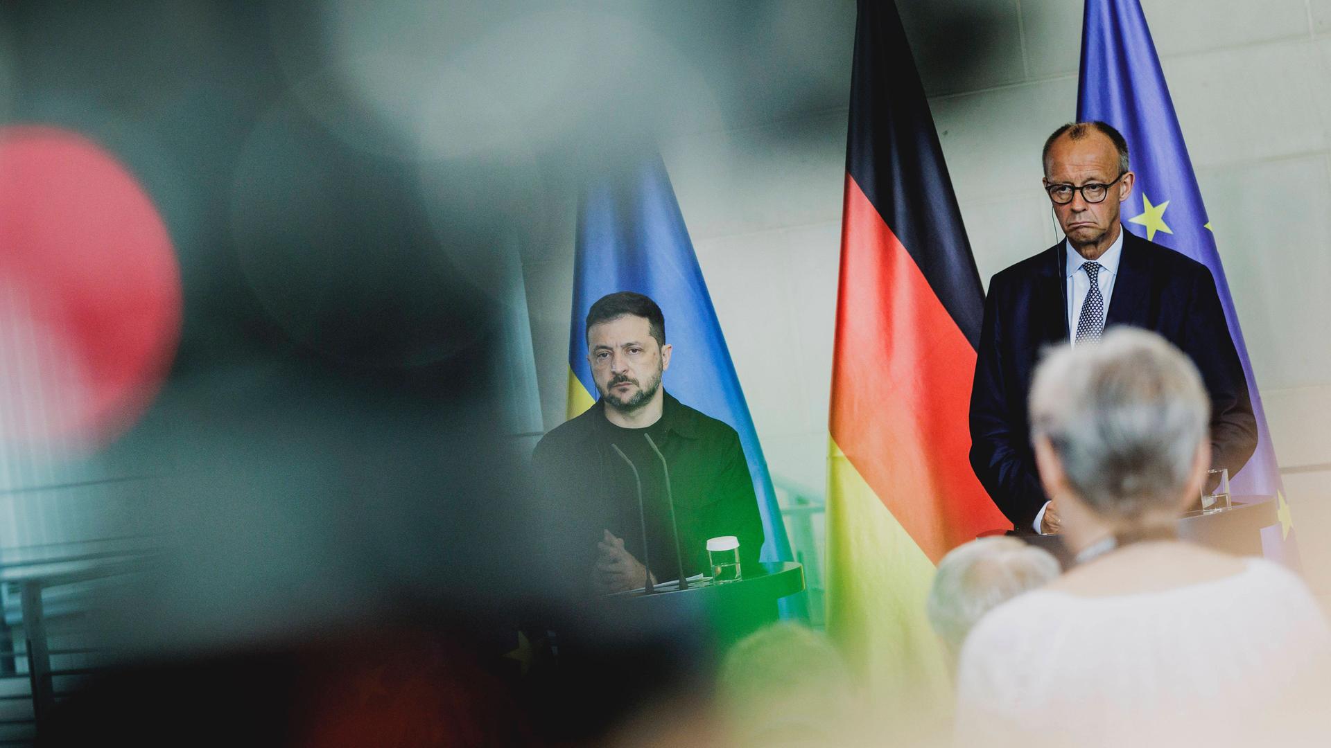 Friedrich Merz und Wolodymyr Selenskyj, Praesident der Ukraine, aufgenommen im Rahmen einer Pressekonferenz nach einem gemeinsamer Videoschalte mit dem amerikanischen Praesidenten zum Gipfeltreffen der USA mit Russland, 13.08.2025. Berlin Deutschland 