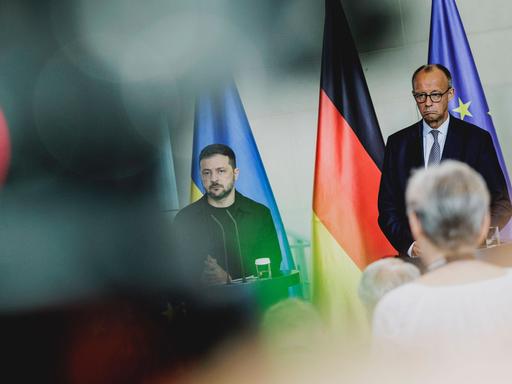 Friedrich Merz und Wolodymyr Selenskyj, Praesident der Ukraine, aufgenommen im Rahmen einer Pressekonferenz nach einem gemeinsamer Videoschalte mit dem amerikanischen Praesidenten zum Gipfeltreffen der USA mit Russland, 13.08.2025. Berlin Deutschland 