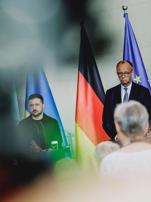 Friedrich Merz und Wolodymyr Selenskyj, Praesident der Ukraine, aufgenommen im Rahmen einer Pressekonferenz nach einem gemeinsamer Videoschalte mit dem amerikanischen Praesidenten zum Gipfeltreffen der USA mit Russland, 13.08.2025. Berlin Deutschland 