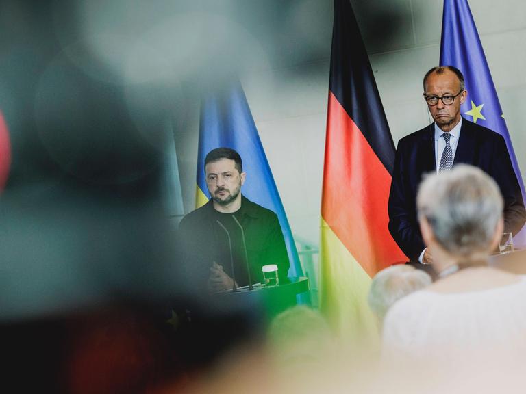 Friedrich Merz und Wolodymyr Selenskyj, Praesident der Ukraine, aufgenommen im Rahmen einer Pressekonferenz nach einem gemeinsamer Videoschalte mit dem amerikanischen Praesidenten zum Gipfeltreffen der USA mit Russland, 13.08.2025. Berlin Deutschland 
