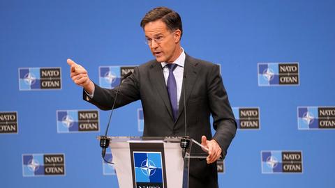 NATO-Generalsekretär Mark Rutte spricht an einem Rednerpult.