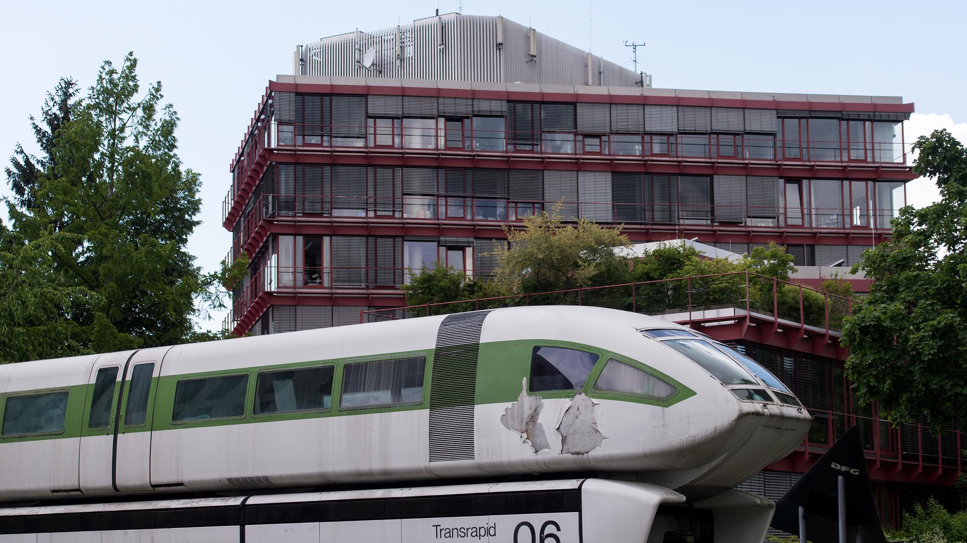 Ein Transrapid steht vor dem Deutschen Museum Bonn (Nordrhein-Westfalen) im Wissenschaftszentrum Bonn. Ein Transrapid steht vor dem Deutschen Museum Bonn (Nordrhein-Westfalen) im Wissenschaftszentrum Bonn.