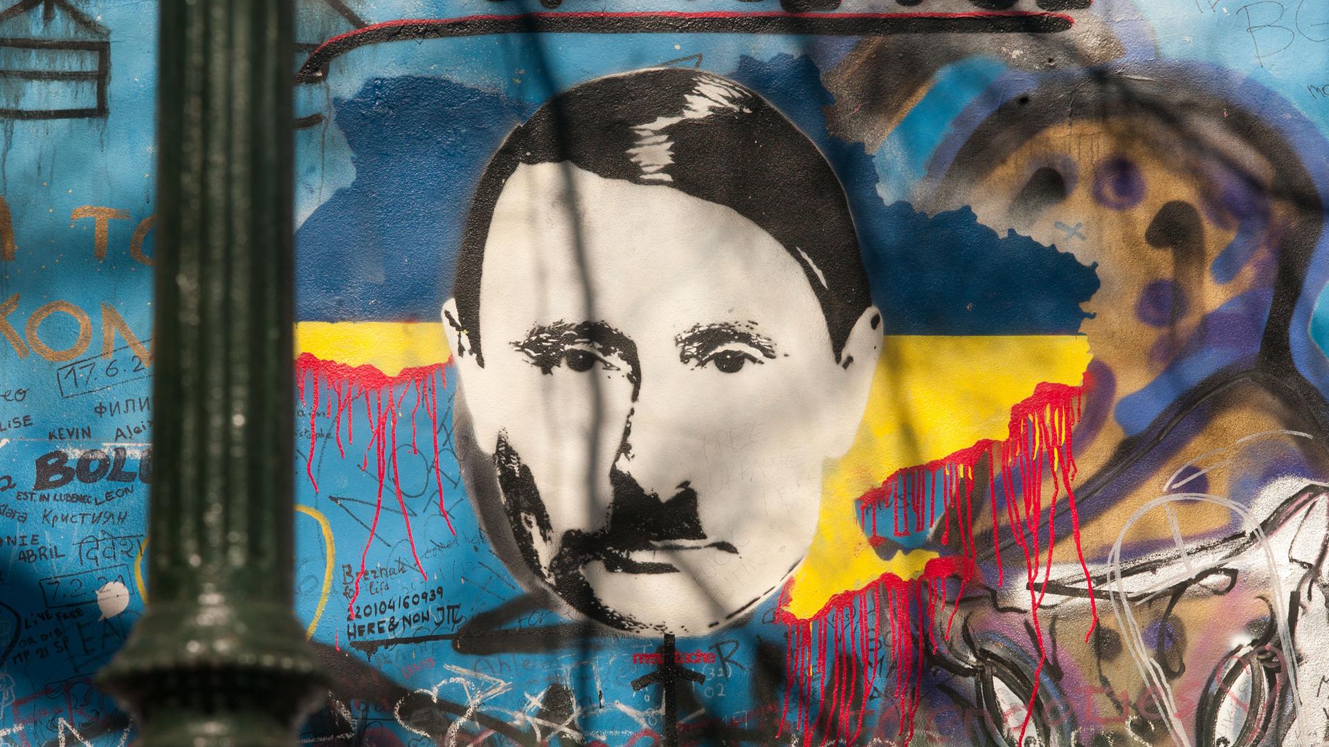 Putin-Darstellung als Hitler auf der sogenannten John-Lennon-Mauer in Prag