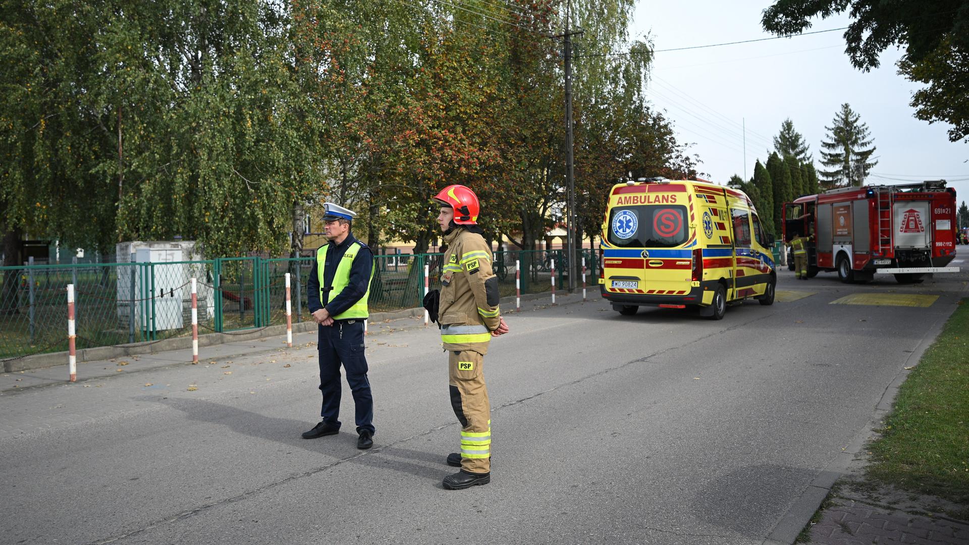 Polen, Leszczydol-Nowiny: Rettungskräfte sind an der Johannes-Paul-II.-Grundschule im Einsatz. Polen, Leszczydol-Nowiny: Rettungskräfte sind an der Johannes-Paul-II.-Grundschule im Einsatz.