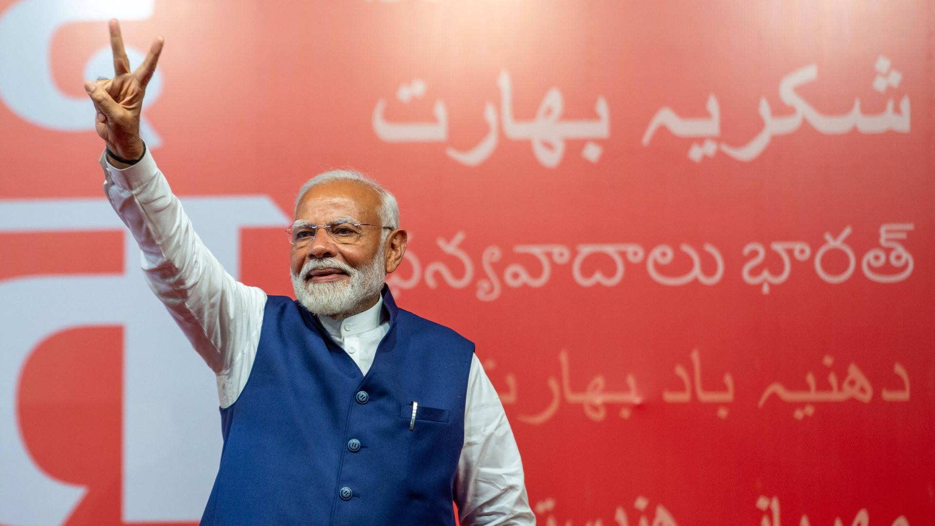 Indiens Premier Narendra Modi zeigt das Victory-Zeichen nach seinem Wahlsieg.