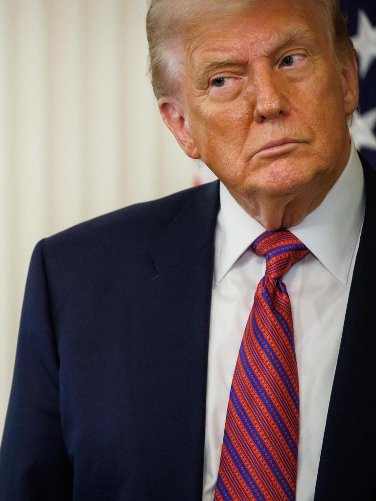 US-Präsident Donald Trump in Anzug und mit Krawatte vor einem hellen Hintergrund schaut skeptisch zur Seite
