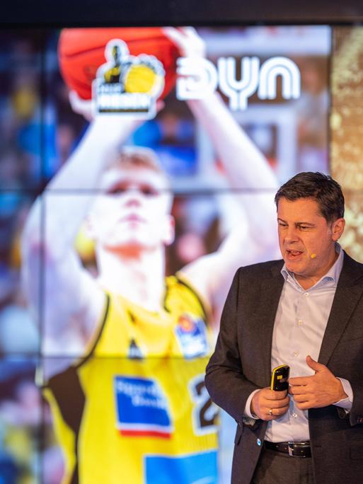 Gründer Christian Seifert stellt den Sport-Streamingdienst Dyn Media vor einer Podiumsdiskussion vor.