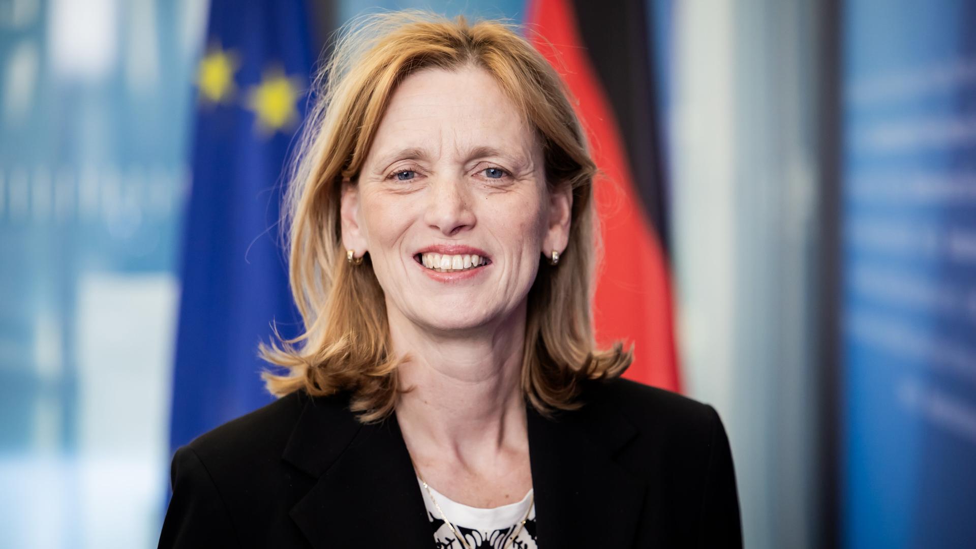 Porträt von Karin Prien (CDU), Bundesministerin für Bildung, Familie, Senioren, Frauen und Jugend. Porträt von Karin Prien (CDU), Bundesministerin für Bildung, Familie, Senioren, Frauen und Jugend.