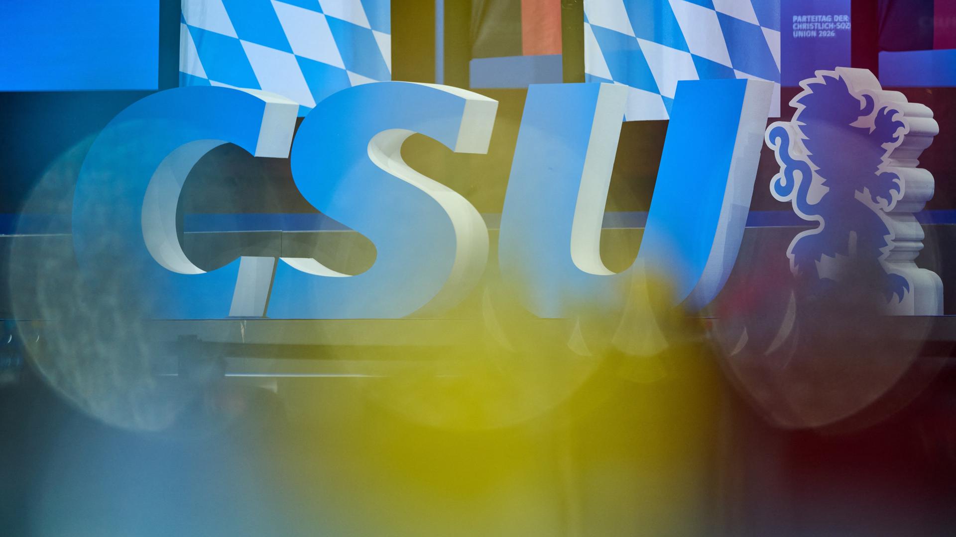 Das CSU-Logo steht vor Beginn des CSU-Parteitags auf der Bühne. Das CSU-Logo steht vor Beginn des CSU-Parteitags auf der Bühne.