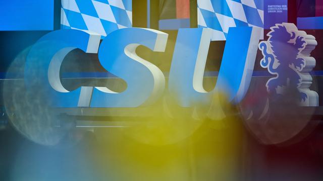 Das CSU-Logo steht vor Beginn des CSU-Parteitags auf der Bühne.