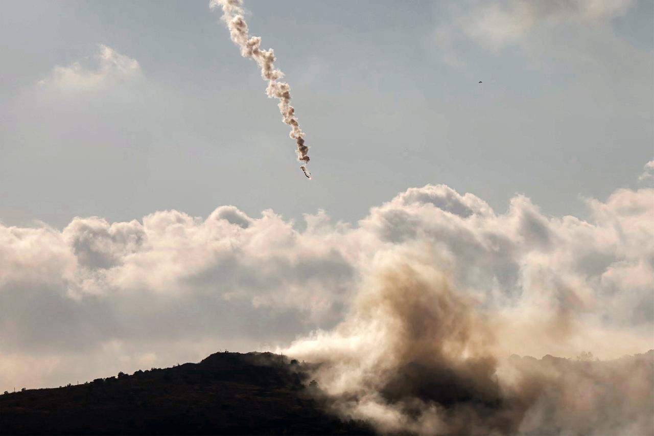 Eine Leuchtfackel der israelischen Armee im Himmel über dem Süden des Libanon.