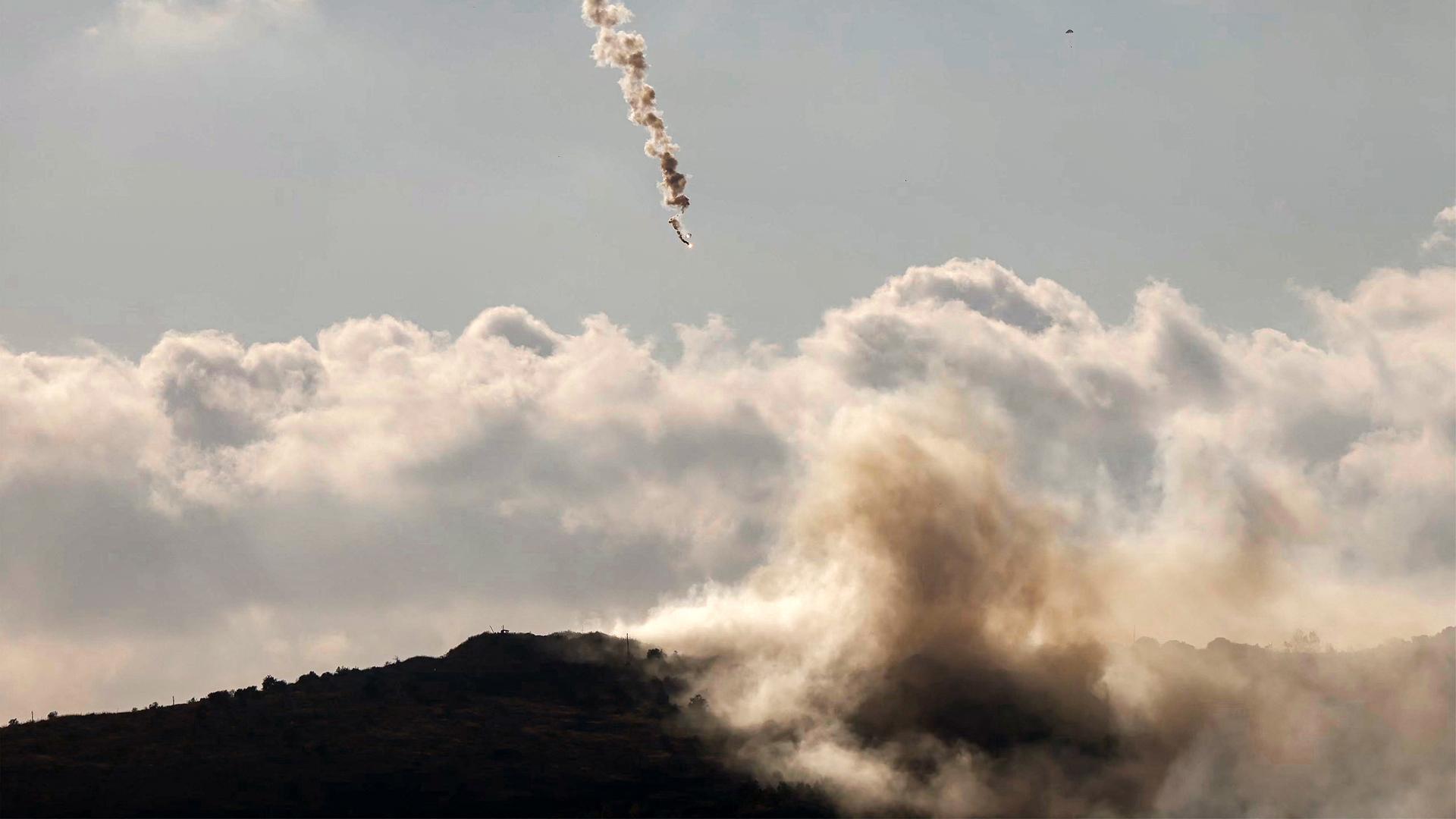 Eine Leuchtfackel der israelischen Armee im Himmel über dem Süden des Libanon.