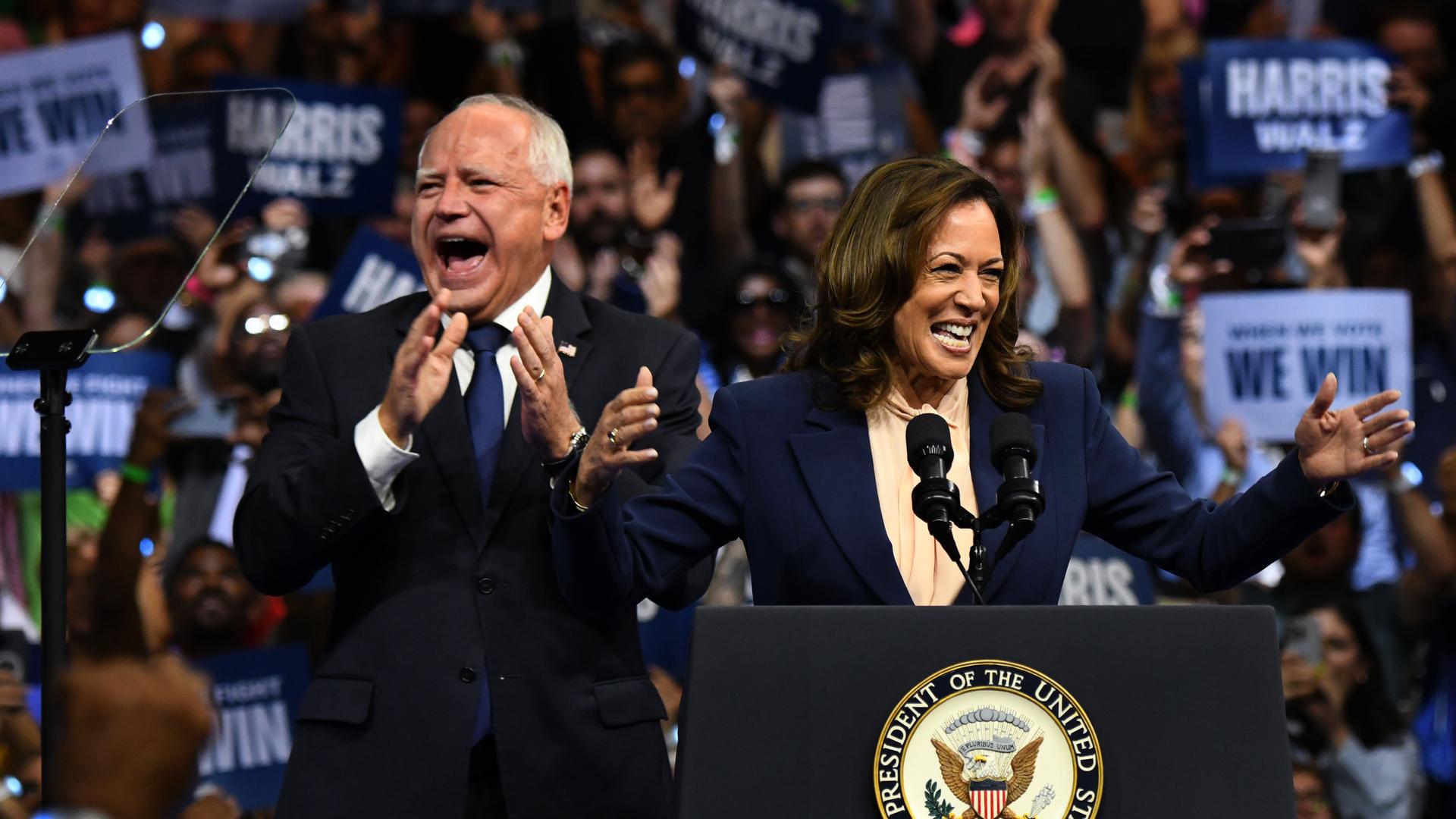 Kamala Harris und Tim Walz stehen bei einer Wahlkampfverantsltung der US-Demokraten in Philadelphia lachend auf dem Podium.